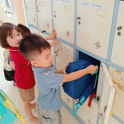 Đeo ba lô và cất đúng nơi quy định - Lớp MG Bé C3