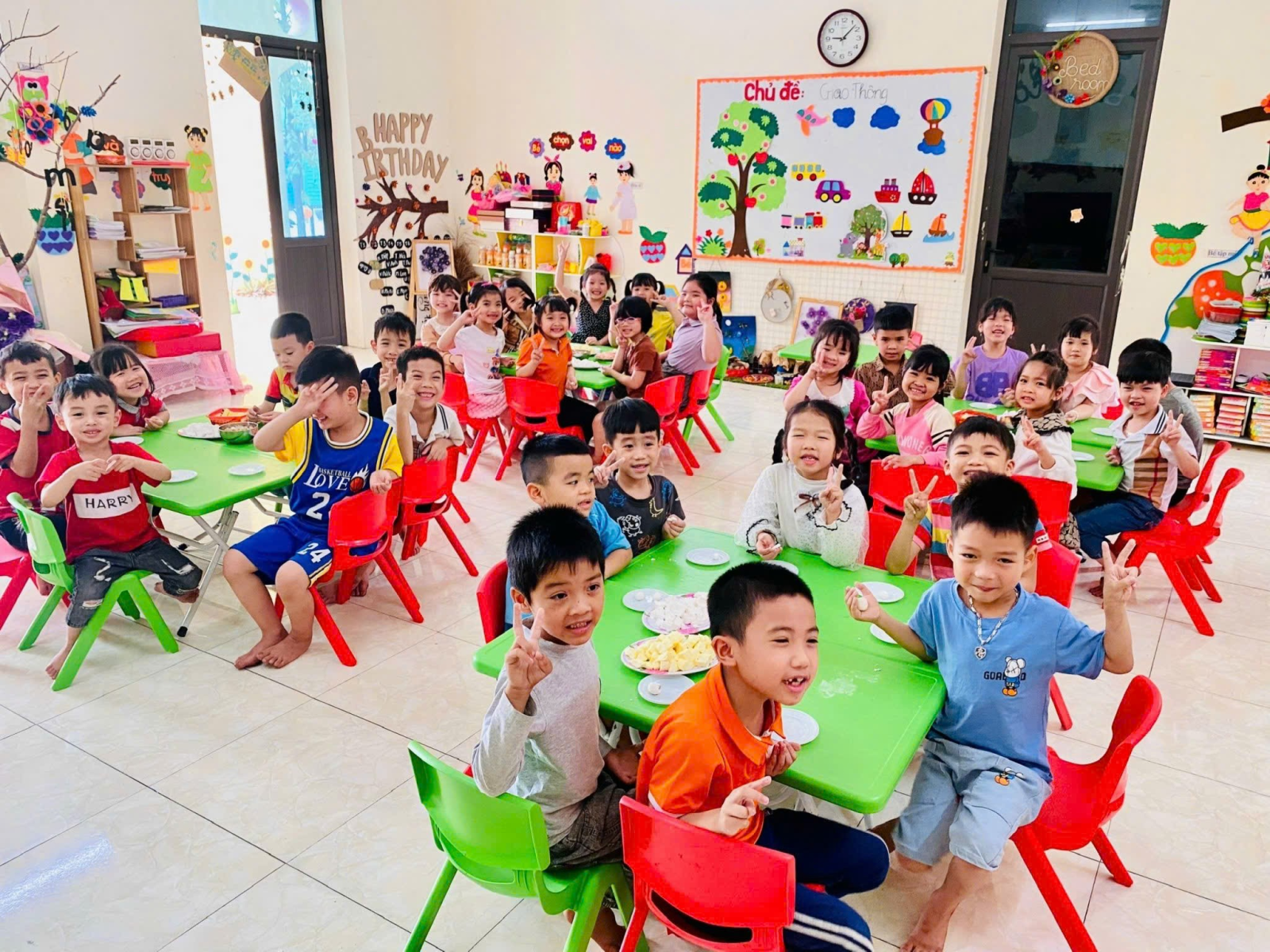 Bữa ăn đầy đủ chất dinh dưỡng, được sắp xếp khoa học tại các lớp ở Trường  mầm non Vân Hà