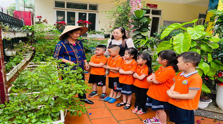 Dạy kỹ năng chào hỏi, lễ phép cho trẻ lớp mẫu giáo 5-6 tuổi A1 Trường Mầm  non Ngô Quyền