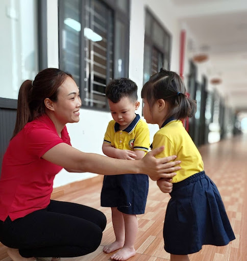 Giáo dục trẻ kỹ năng chào hỏi