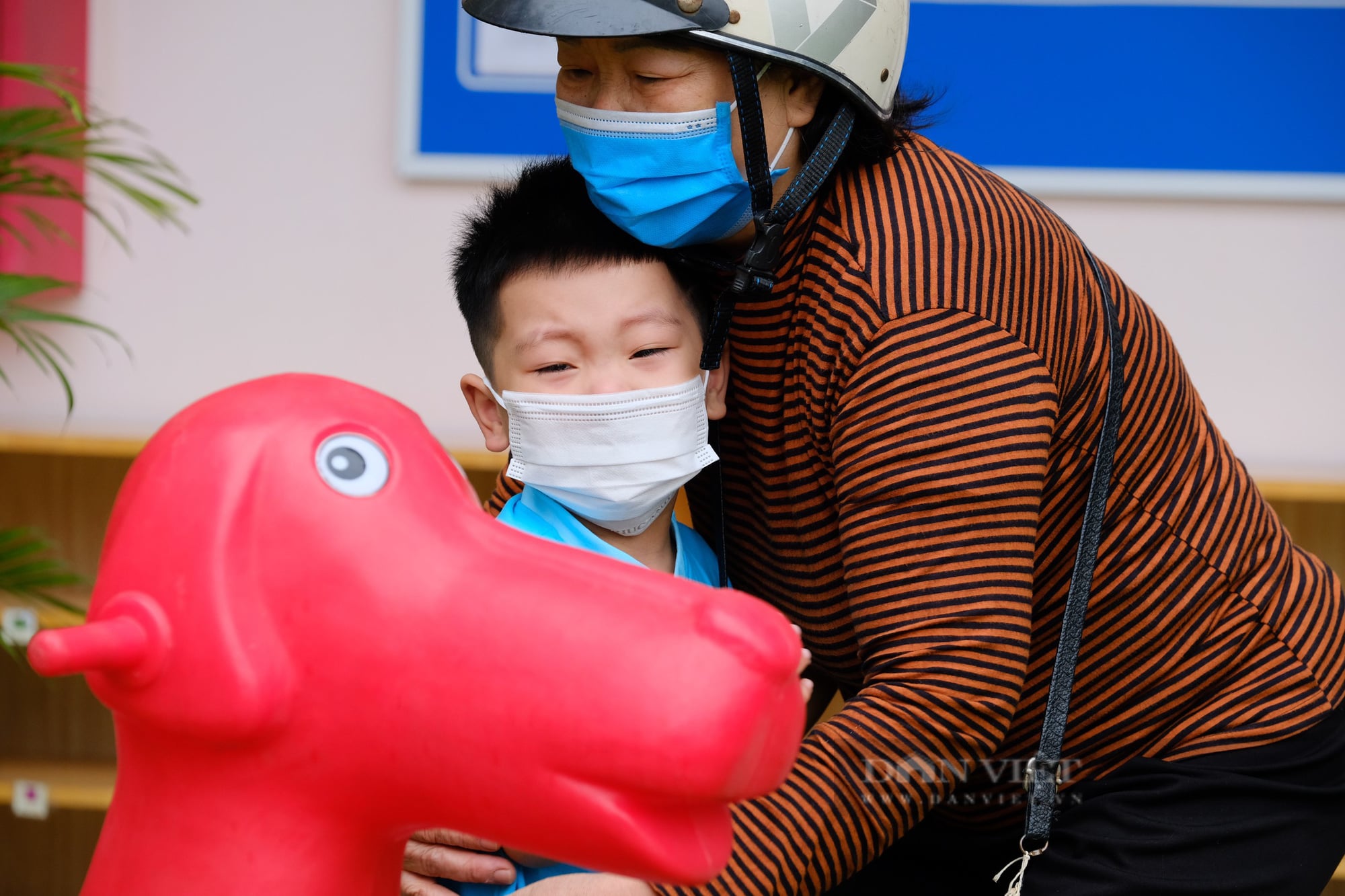 Ngày trẻ mầm non Hà Nội đi học: Con gào khóc, bố không nhớ lớp